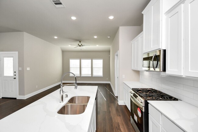 Building Photo - Elm