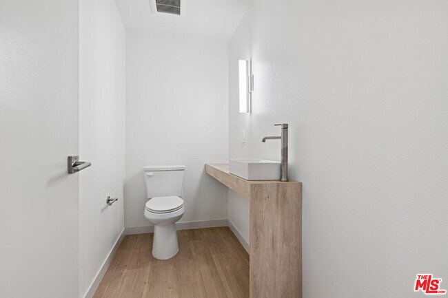 Building Photo - 2523 S Orange Dr