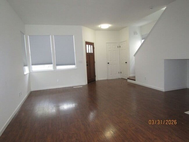 Building Photo - Beautifully updated single family house available NOW! $3,000 per month