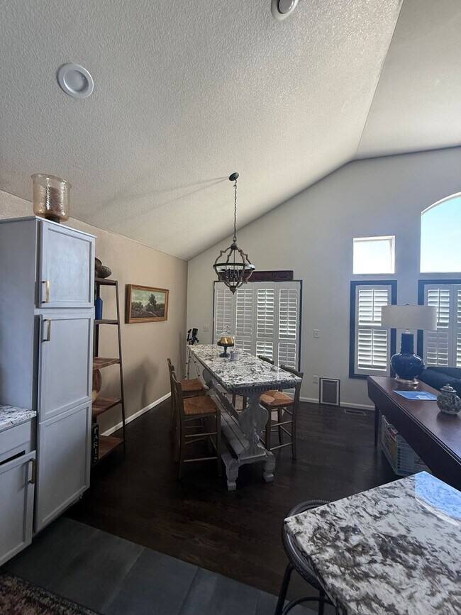 Building Photo - Single Family Beautiful Furnished 3 Bedroom/2.5 Bathroom with Flexible Lease terms.