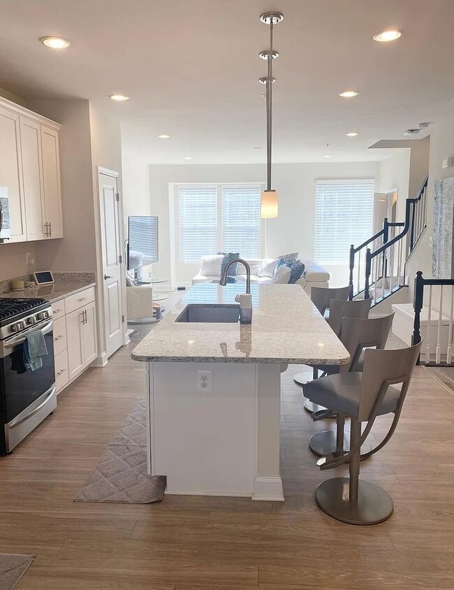 Primary Photo - Beautiful 3-Story Townhouse with Exception...