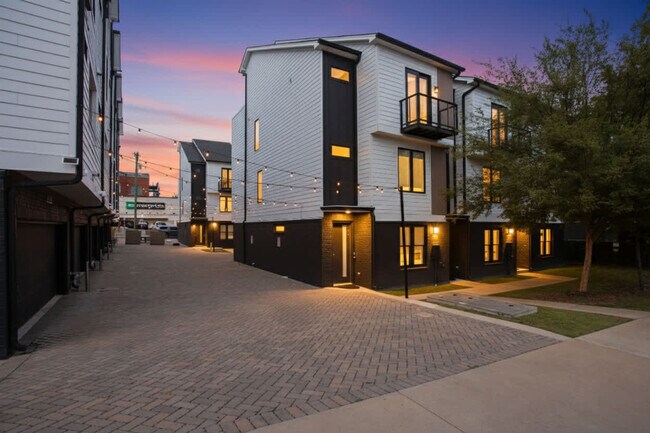 Building Photo - 766 E Argyle Ave