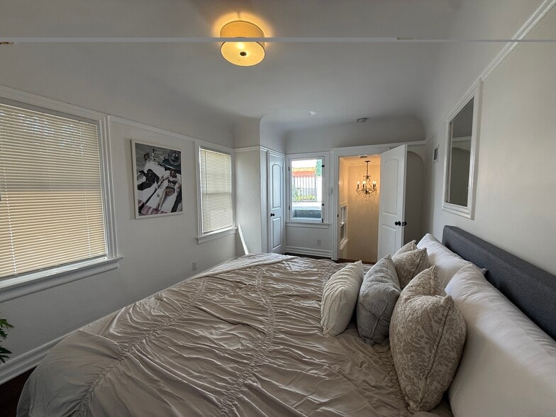 Building Photo - 7865 Willoughby Ave