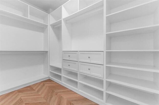 Building Photo - 102 W Adalee St