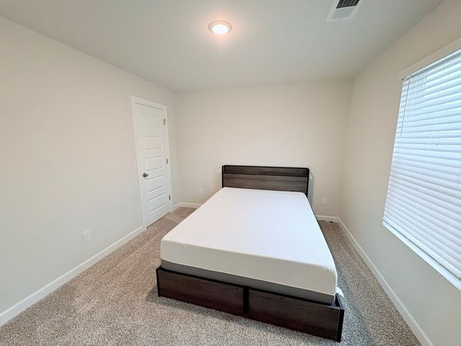 Building Photo - 220 Coulter Ct