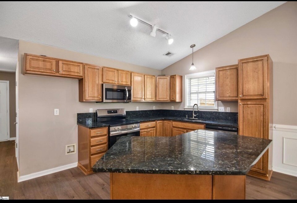 Building Photo - 27 Sweetland Ct