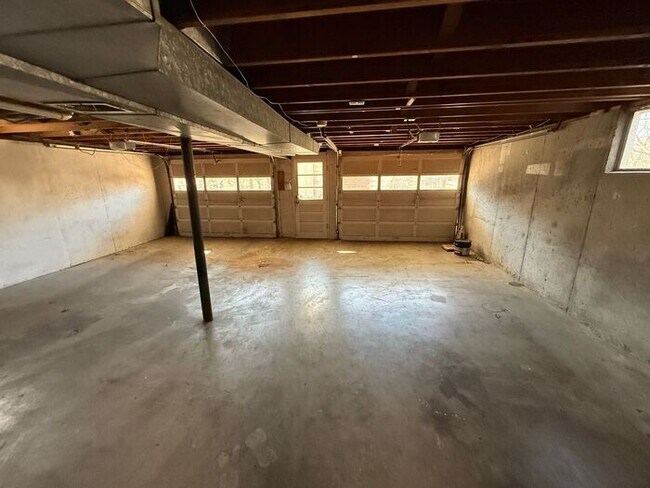 Building Photo - 3BR/2BA w/ Finished Basement + Fenced Yard in Raytown