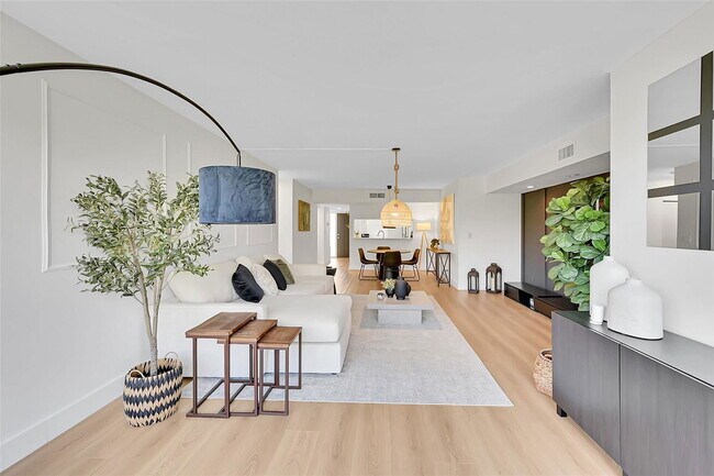 Building Photo - 2660 Carambola Cir N