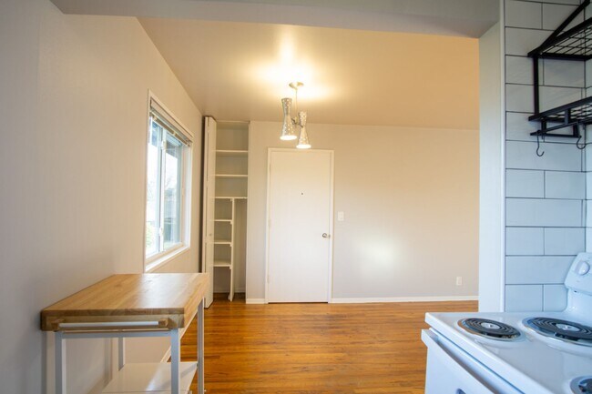 Building Photo - Renovated Mid-Century 2Bdr w/Hardwoods, Dishwasher + Pets OK