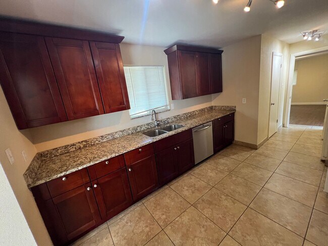 Building Photo - Spacious Lakewood Home