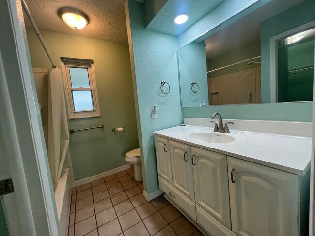 Building Photo - Annual ** Newly Renovated ** 3 Bedroom / 2...