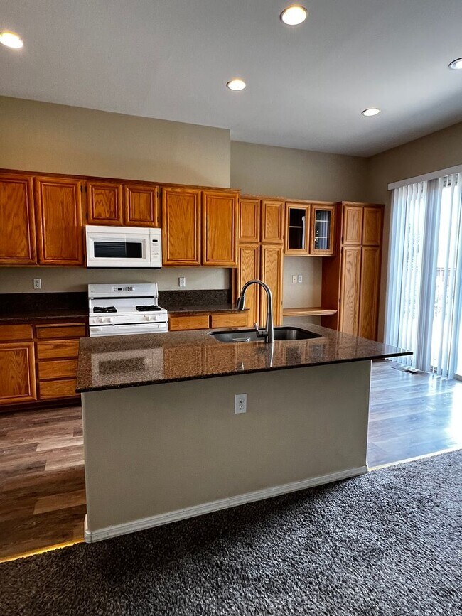 Building Photo - 1675 Brentford Way