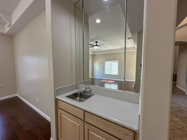 Building Photo - Single Story 3 Bedroom Home for Rent in Newhall!