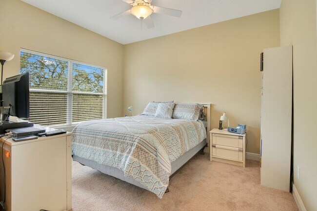 Building Photo - 28 W Esther St