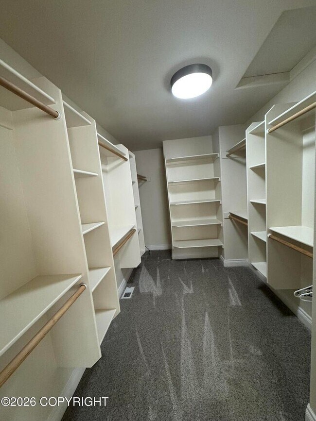 Building Photo - Stunning home in Goldenview