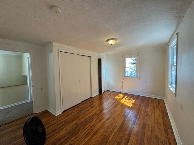 Building Photo - Welcome to 161 Riverview!