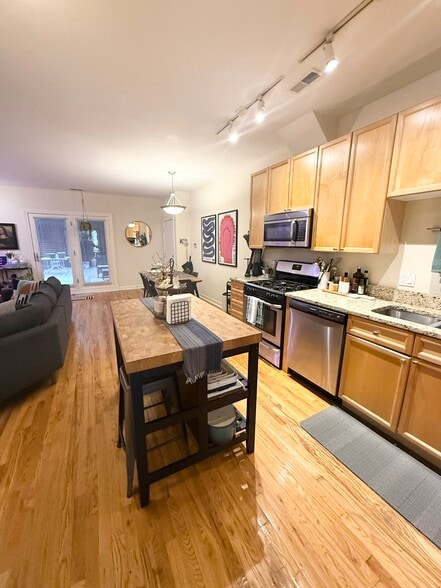 Building Photo - 3349 N Clark St