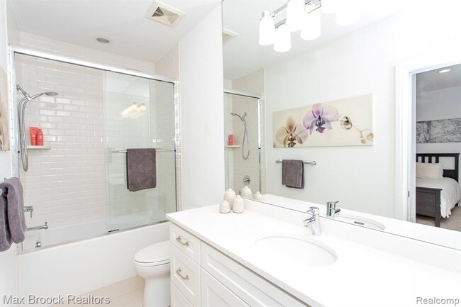 Building Photo - 25925 York Rd