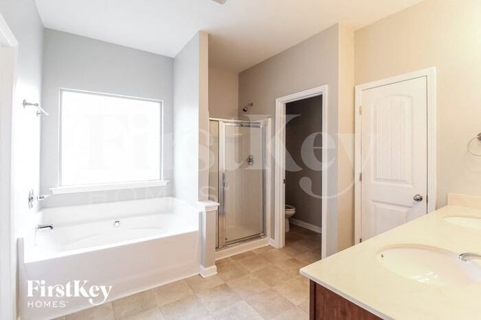 Building Photo - 423 Fredrick Dr