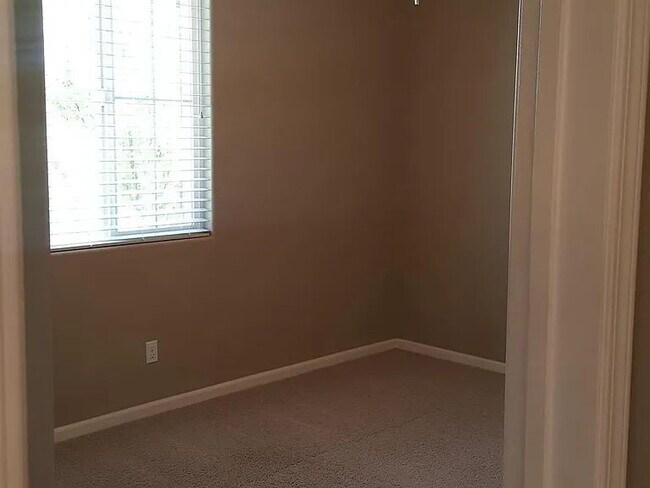 Building Photo - Well Maintained, spacious 3 bedroom single family home nestled in a great neighborhood in Rosevil...