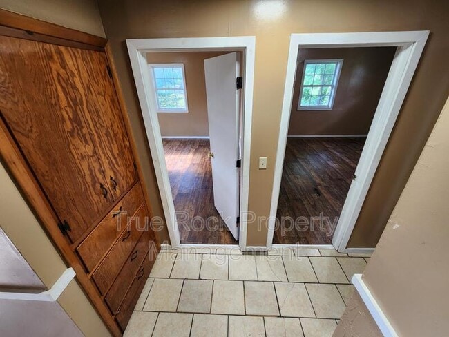 Building Photo - 410 N Division St