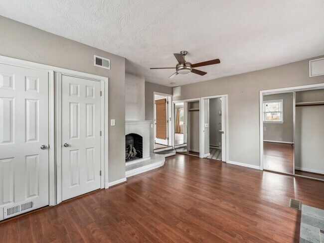 Building Photo - Easy one level living on a 1/3 acre corner lot!