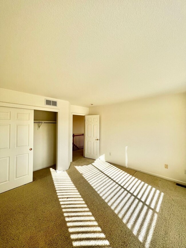 Building Photo - 4 bed, 3 bath Home in Huntington Hills Nei...