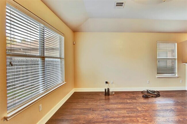 Building Photo - 356 Housefinch Loop
