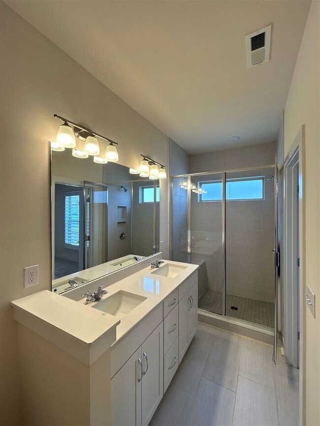 Building Photo - Beautiful condo in Midtown area!