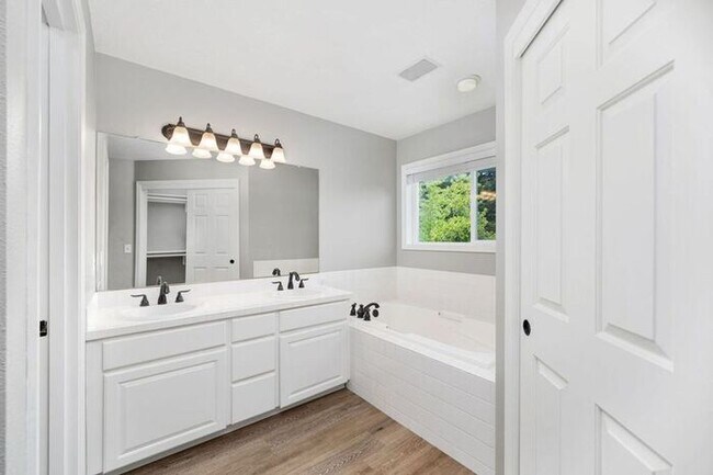 Building Photo - Stunning 4 bedroom, 2.5 bathroom home!! Must See!!