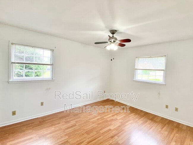 Building Photo - 701 Essex Park Dr