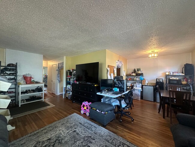 Building Photo - Charming 3 Bedroom Home in Heart if Maplew...
