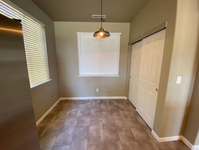 Building Photo - NW Reno 4 Bedroom Home - Mountain Views