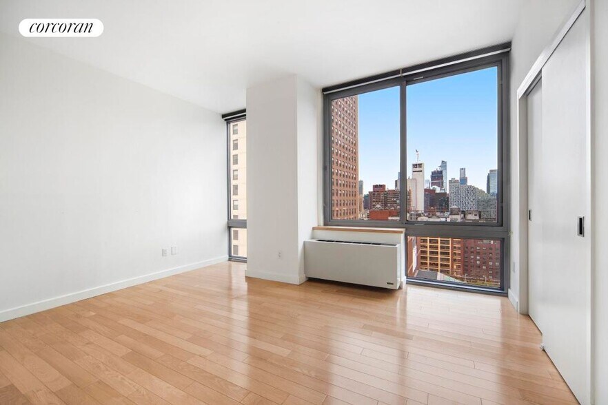 Building Photo - 225 W 60th St
