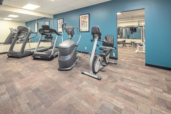 Building Photo - INCLUDES GARAGE PARKING AND INDOOR POOL! 1 BR/1 BA Downtown Memphis Condo in the Historic Claridg...