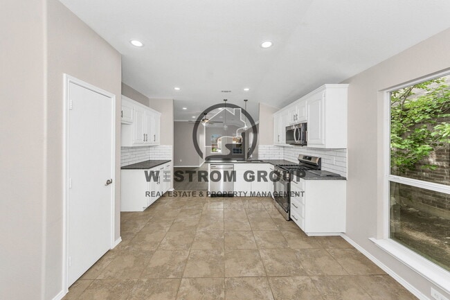 Building Photo - 2201 Sweetwood Dr