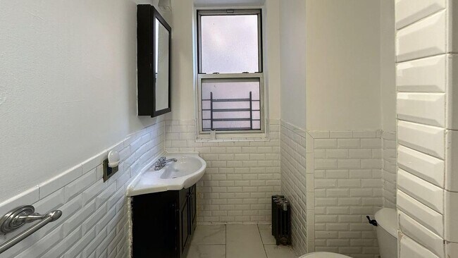 Building Photo - 208 W 260th St
