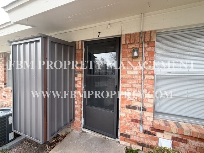 Building Photo - Preston-Gilmer Apartments, Unit 7 - Cozy 2 Bedroom, 1 Bathroom home in Ennis, Tx!