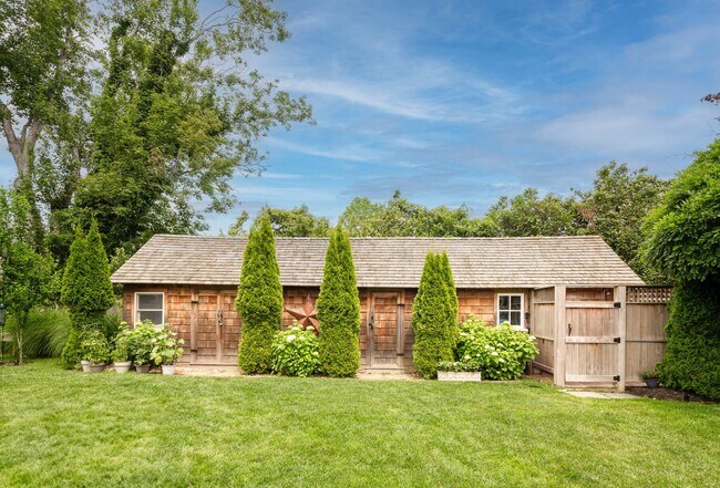 Building Photo - 135 Meeting House Ln