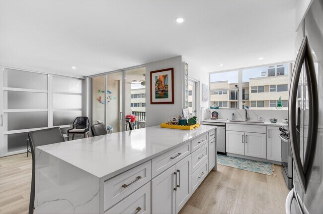 Building Photo - 1236 Hillsboro Mile