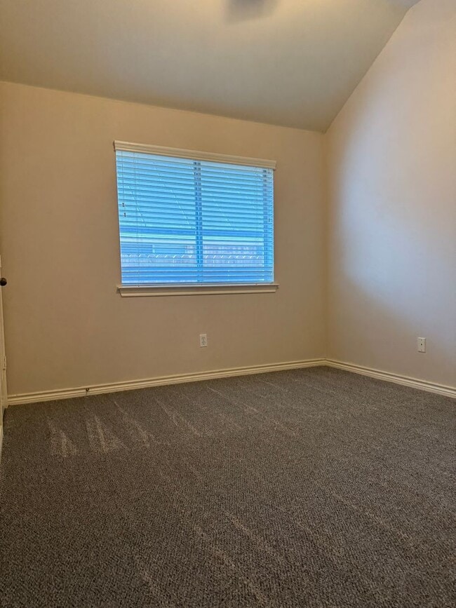 Building Photo - Home for the Holidays 4/2/2 with Fireplace - Wonderful YARD - Community Pool