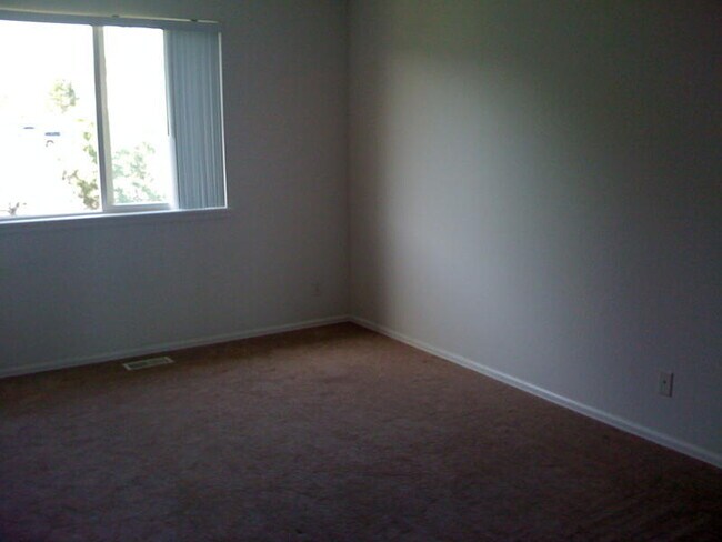 Building Photo - Very Nice 2 Bedroom, 2 1/2 Bath Townhome in Quail Run! Community Pool & Tennis Courts! Minutes To...