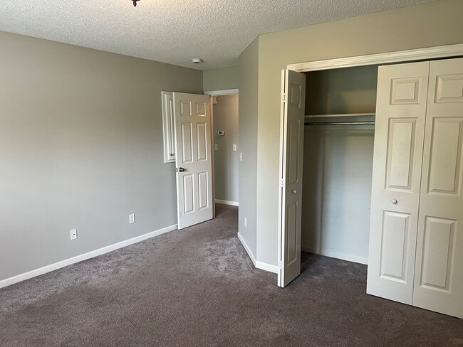 Building Photo - 325 Trailwood Dr