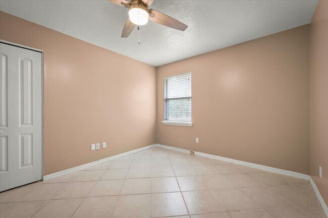 Building Photo - Beautiful 4BR Home with Fireplace, Screene...