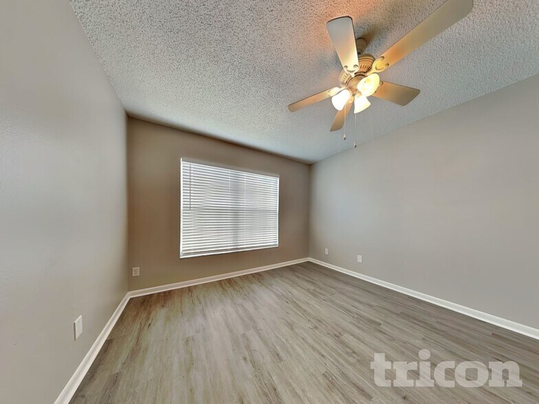 Building Photo - 309 Regal Park Dr