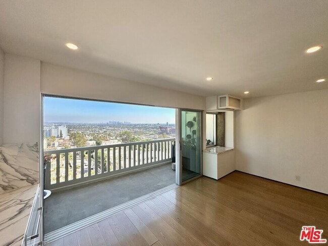Building Photo - 999 N Doheny Dr