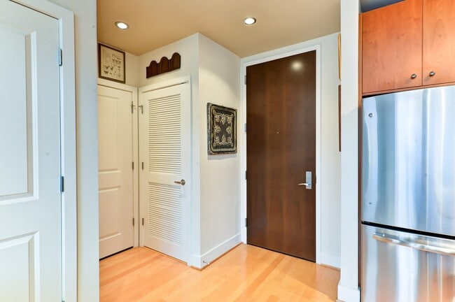 Building Photo - Gorgeous Light Filled Spacious Studio Blocks to King St Metro