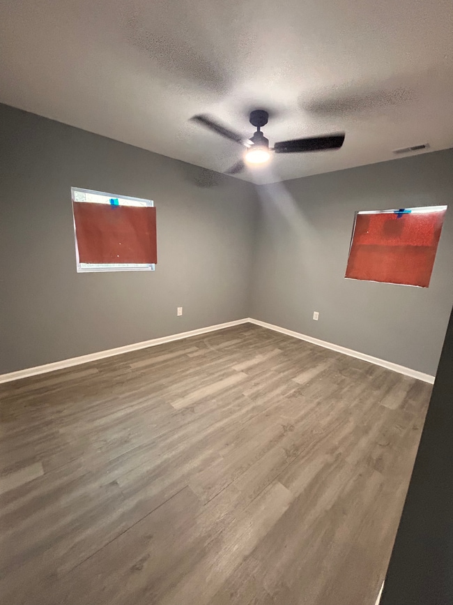 Building Photo - 2025 Central Dr