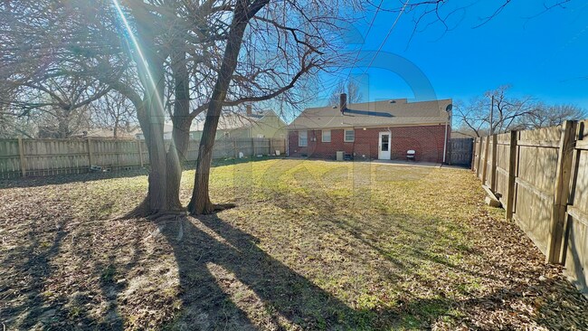 Building Photo - 1258 N Crestway St