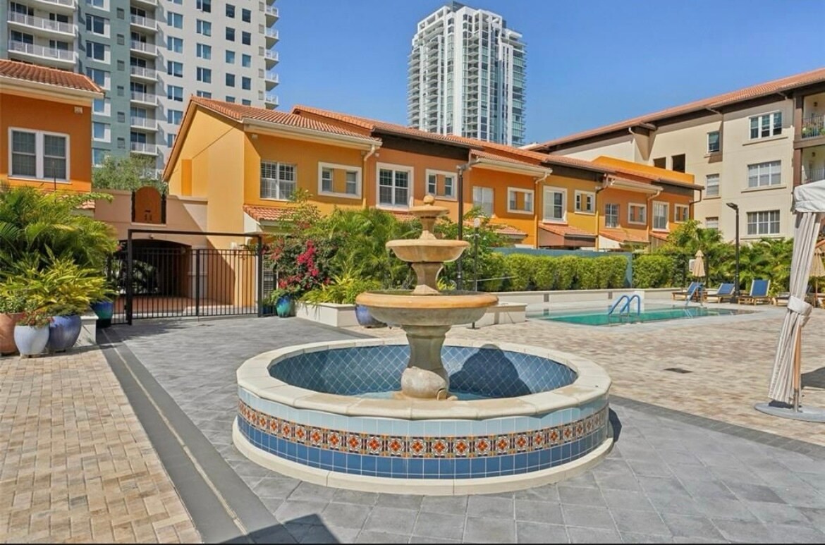 Building Photo - 200 4th Ave S